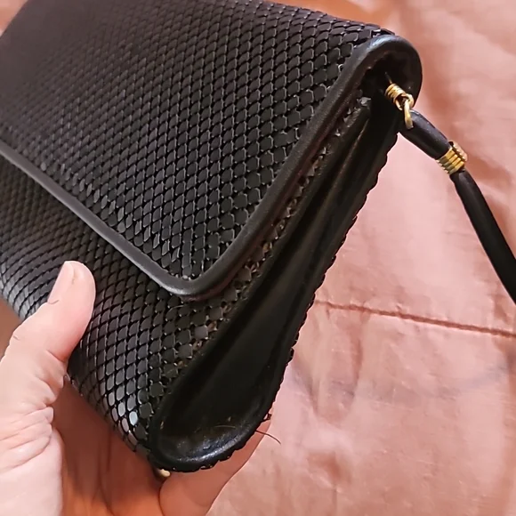 STUNNING WHITING AND DAVIS BLACK MATTE MESH CROSSBODY CLUTCH - Picture 12 of 16
